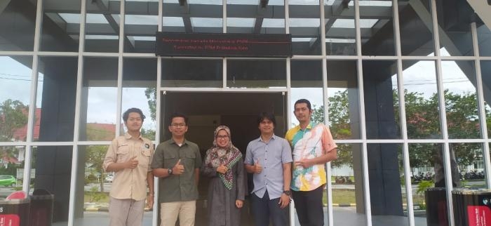 Dosen Elektro Polbeng Serahkan Running Text Sebagai Media Informasi di BAAK Polbeng